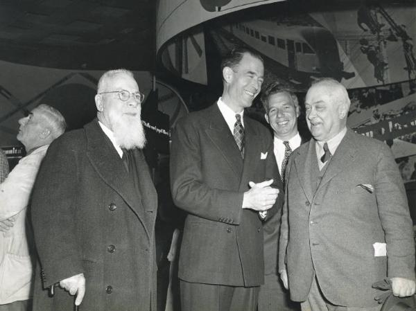 Fiera di Milano - Campionaria 1951 - Visita del capo dell'ECA in Italia Lucius Dayton