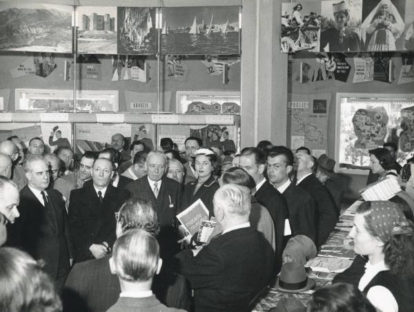 Fiera di Milano - Campionaria 1951 - Visita del capo dell'ECA in Italia Lucius Dayton