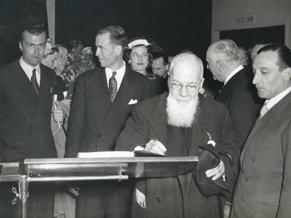 Fiera di Milano - Campionaria 1951 - Visita del capo dell'ECA in Italia Lucius Dayton