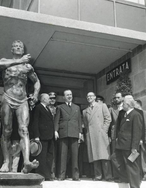 Fiera di Milano - Campionaria 1951 - Visita del ministro del tesoro Giuseppe Pella