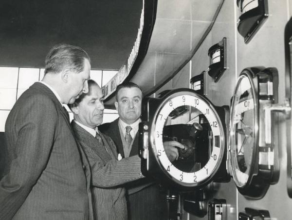 Fiera di Milano - Campionaria 1951 - Visita del ministro del tesoro Giuseppe Pella