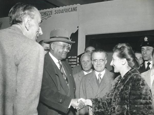 Fiera di Milano - Campionaria 1951 - Visita del ministro degli esteri della Liberia Gabriel Lafayette