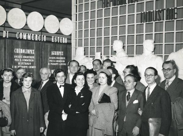 Fiera di Milano - Campionaria 1951 - Visita di un gruppo di ungheresi