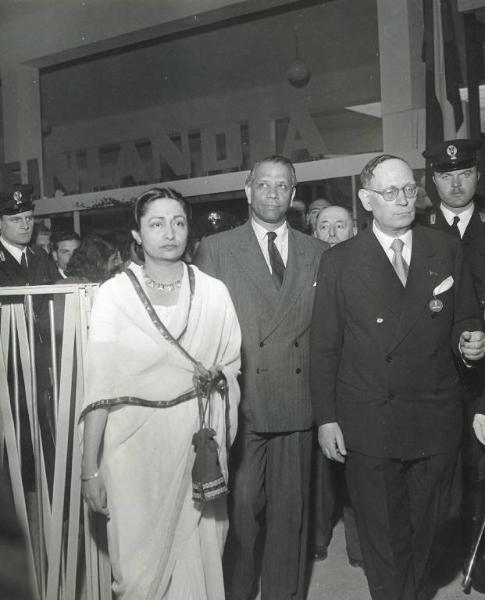 Fiera di Milano - Campionaria 1951 - Visita dell'ambasciatore dell'India a Roma B. Bajan Sen