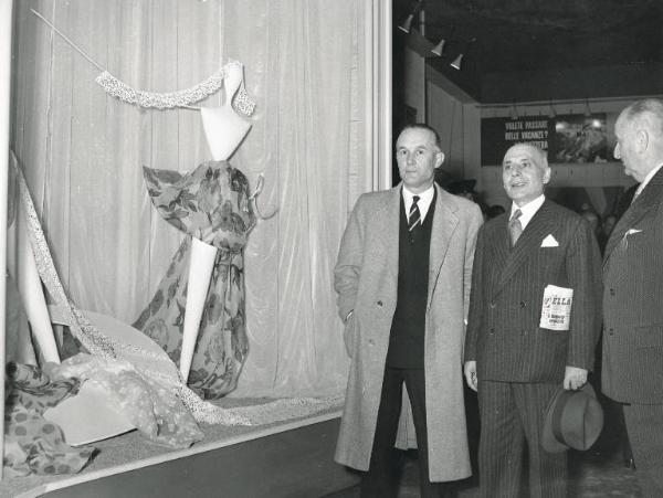 Fiera di Milano - Campionaria 1951 - Visita dell'onorevole Epicarmo Corbino