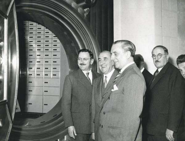 Fiera di Milano - Campionaria 1951 - Visita del ministro dei trasporti Pietro Campilli