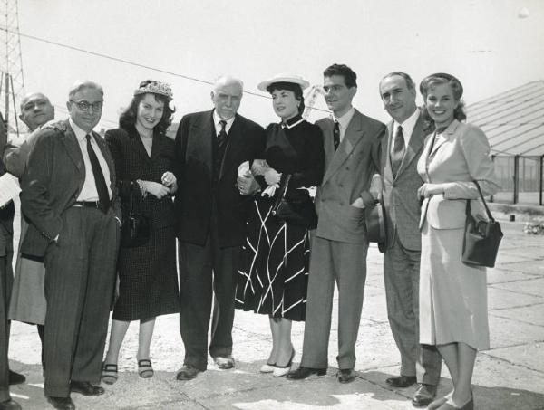 Fiera di Milano - Campionaria 1951 - Riprese cinematografiche del film "Miracolo a Viggiù" - Ritratto della troupe