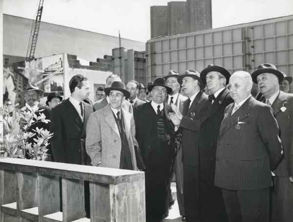 Fiera di Milano - Campionaria 1951 - Visita dei ministro dei lavori pubblici Salvatore Aldisio