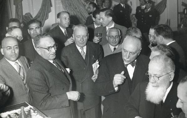 Fiera di Milano - Campionaria 1951 - Visita del ministro del commercio egiziano Mahmud Sulaiman Ghannam Bey