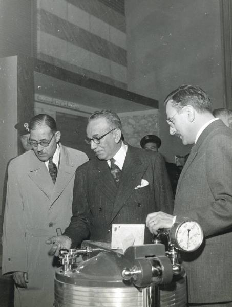 Fiera di Milano - Campionaria 1951 - Visita del ministro del commercio egiziano Mahmud Sulaiman Ghannam Bey