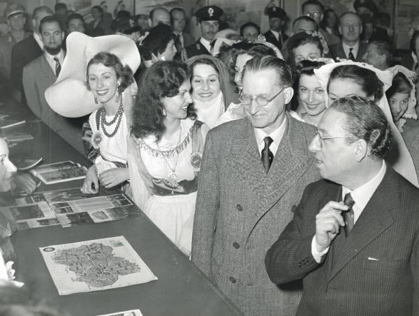 Fiera di Milano - Campionaria 1951 - Visita del presidente del consiglio Alcide De Gasperi