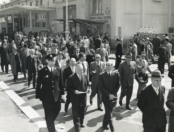 Fiera di Milano - Campionaria 1951 - Visita di parlamentari e giornalisti romani in occasione della Giornata del Parlamento