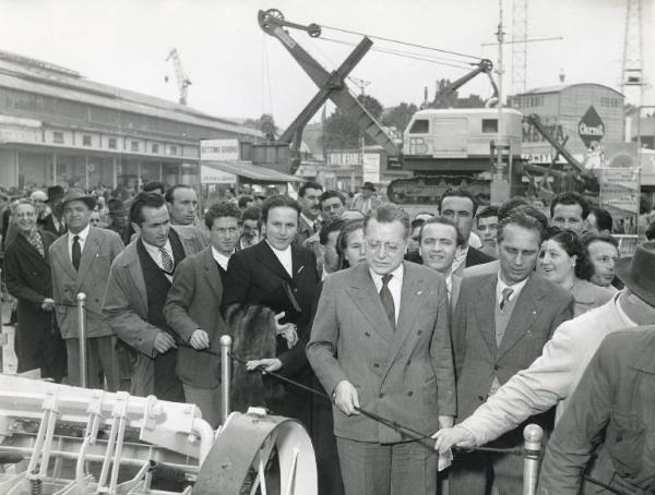 Fiera di Milano - Campionaria 1951 - Visita dell'onorevole Palmiro Togliatti