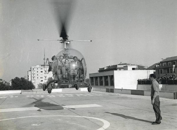 Fiera di Milano - Campionaria 1951 - Manifestazione aviatoria "battesimo dell'aria" all'eliporto "Leonardo da Vinci"