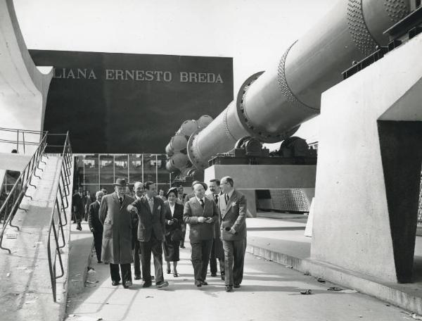 Fiera di Milano - Campionaria 1951 - Visita del ministro degli interni Mario Scelba