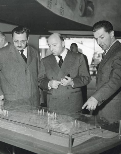 Fiera di Milano - Campionaria 1951 - Visita del ministro degli interni Mario Scelba