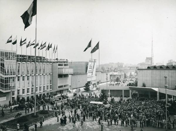 Fiera di Milano - Campionaria 1952 - Visita del presidente del consiglio Alcide De Gasperi in occasione della inaugurazione