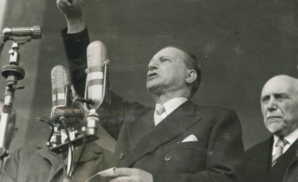 Fiera di Milano - Campionaria 1952 - Visita del presidente del consiglio Alcide De Gasperi in occasione della inaugurazione