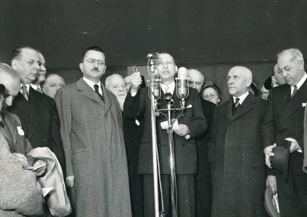 Fiera di Milano - Campionaria 1952 - Visita del presidente del consiglio Alcide De Gasperi in occasione della inaugurazione