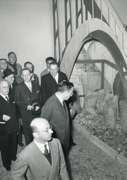 Fiera di Milano - Campionaria 1952 - Visita del presidente del consiglio Alcide De Gasperi in occasione della inaugurazione