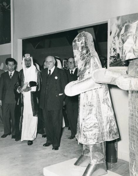 Fiera di Milano - Campionaria 1952 - Visita dell'emiro Faysal