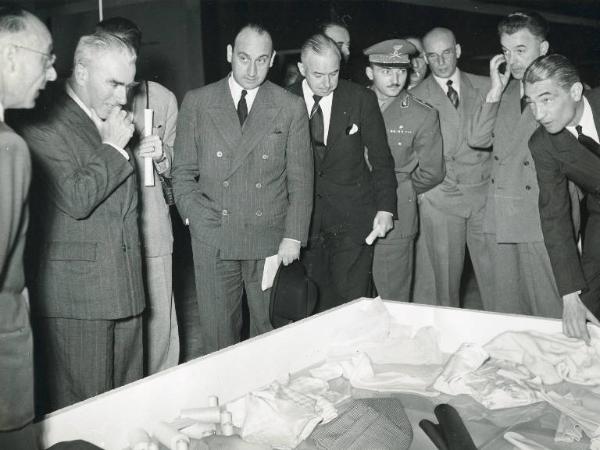 Fiera di Milano - Campionaria 1952 - Visita di personalità in occasione della Giornata delle nazioni