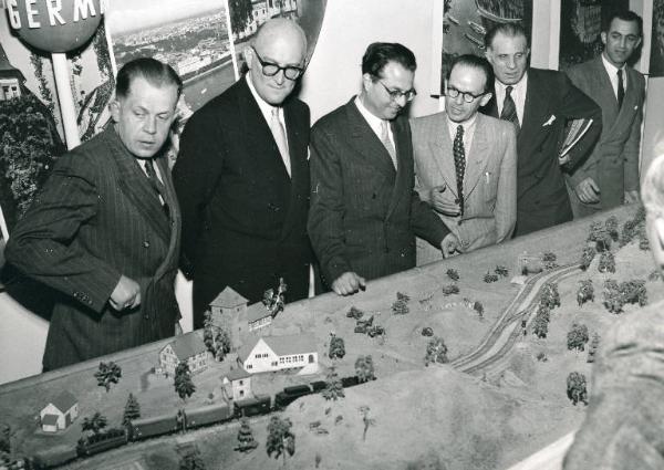 Fiera di Milano - Campionaria 1952 - Visita del ministro del commercio estero Ugo La Malfa