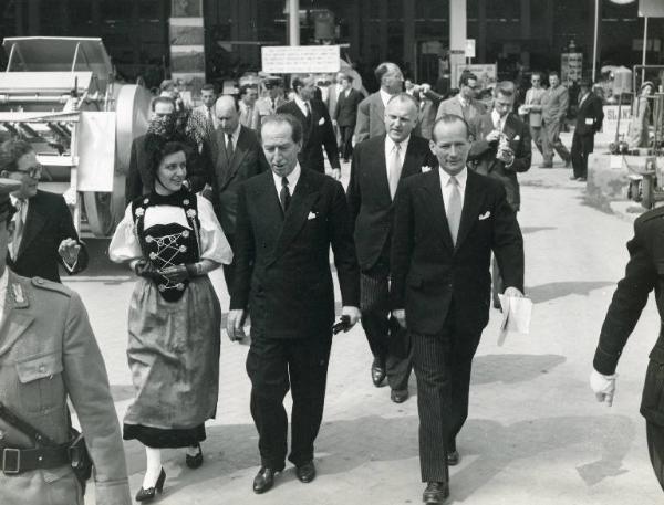 Fiera di Milano - Campionaria 1952 - Visita del ministro della Confederazione elvetica Enrico Celio