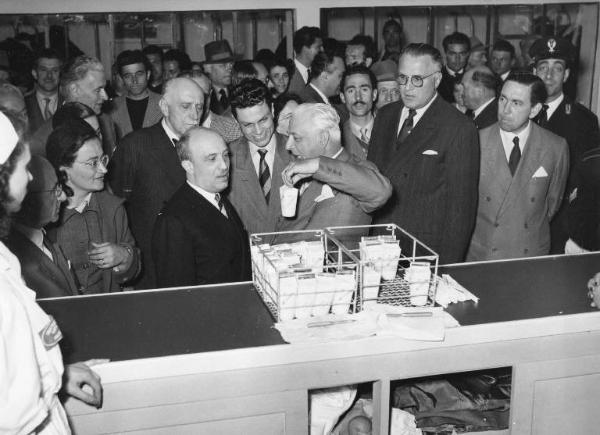 Fiera di Milano - Campionaria 1952 - Visita del ministro dell'agricoltura Amintore Fanfani