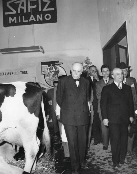 Fiera di Milano - Campionaria 1952 - Visita del ministro dell'agricoltura Amintore Fanfani