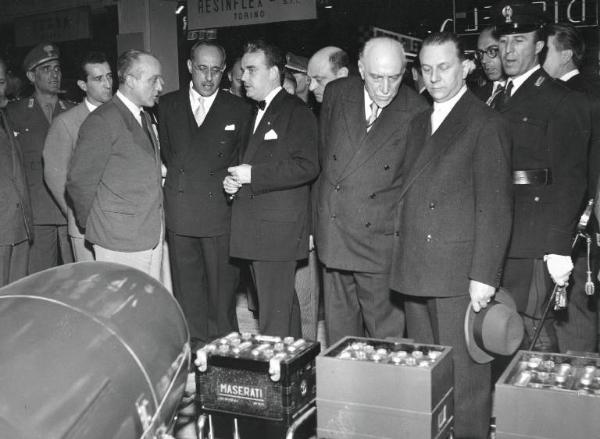 Fiera di Milano - Campionaria 1952 - Visita del principe Ranieri III di Monaco - Stand Maserati