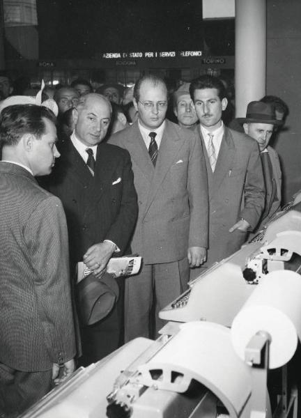 Fiera di Milano - Campionaria 1952 - Visita del ministro delle poste e telecomunicazioni Giuseppe Spataro