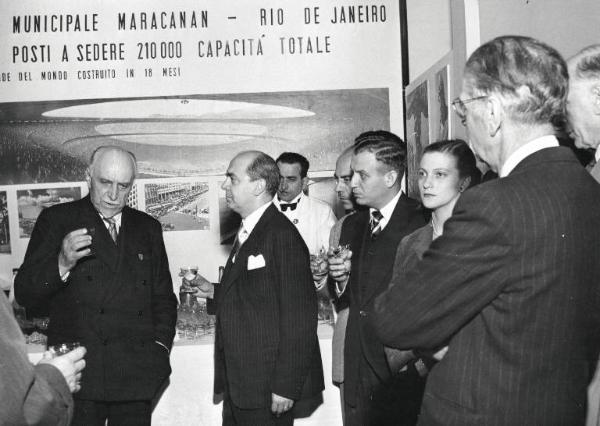 Fiera di Milano - Campionaria 1952 - Visita del direttore generale del Ministero del lavoro, industria e commercio del Brasile Antonio Garcia de Miranda Netto