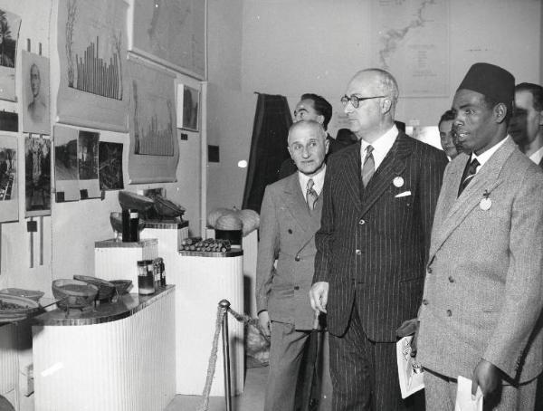 Fiera di Milano - Campionaria 1952 - Visita del governatore della Somalia Giovanni Fornari