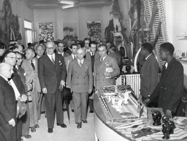 Fiera di Milano - Campionaria 1952 - Visita del governatore della Somalia Giovanni Fornari