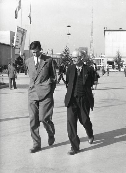 Fiera di Milano - Campionaria 1952 - Visita dello scienzato Auguste Piccard con il figlio Jacques