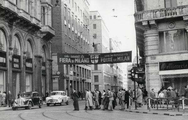 Milano - Via Giuseppe Mazzini - Striscione pubblicitario della Fiera campionaria di Milano del 1952
