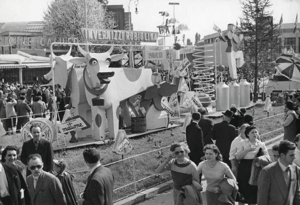 Fiera di Milano - Campionaria 1952 - Largo delle nazioni - Installazione pubblicitaria della robiolina e del formaggino "Il milione" della Invernizzi