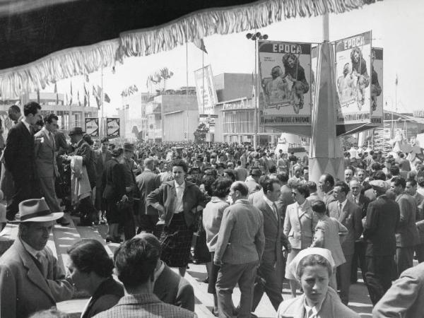 Fiera di Milano - Campionaria 1952 - Largo delle nazioni e viale dell'industria - Folla di visitatori