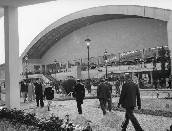 Fiera di Milano - Campionaria 1952 - Padiglione della meccanica "B" - Veduta esterna