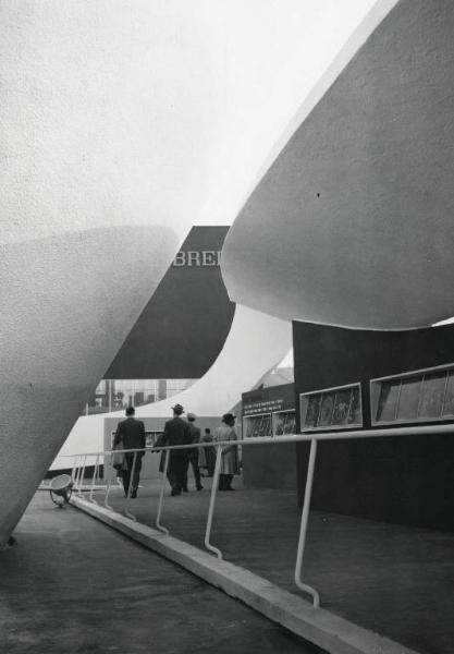 Fiera di Milano - Campionaria 1952 - Padiglione della Breda - Area esterna