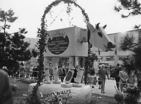 Fiera di Milano - Campionaria 1952 - Installazione pubblicitaria del burro Optimus della Polenghi Lombardo