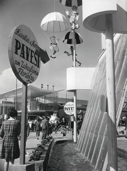 Fiera di Milano - Campionaria 1952 - Largo delle nazioni - Installazione pubblicitaria della Pavesi