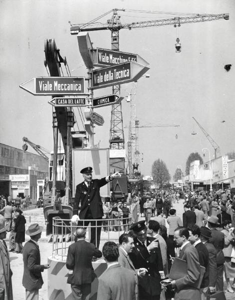 Fiera di Milano - Campionaria 1952 - Largo del lavoro e viale del lavoro - Folla di visitatori