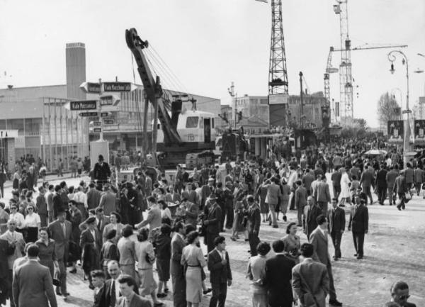 Fiera di Milano - Campionaria 1952 - Largo del lavoro e viale del lavoro - Folla di visitatori
