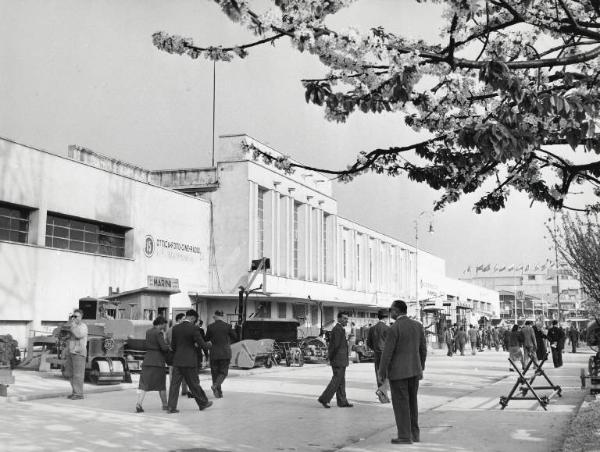 Fiera di Milano - Campionaria 1952 - Viale del lavoro