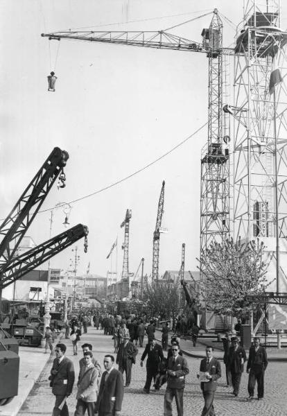 Fiera di Milano - Campionaria 1952 - Viale del lavoro