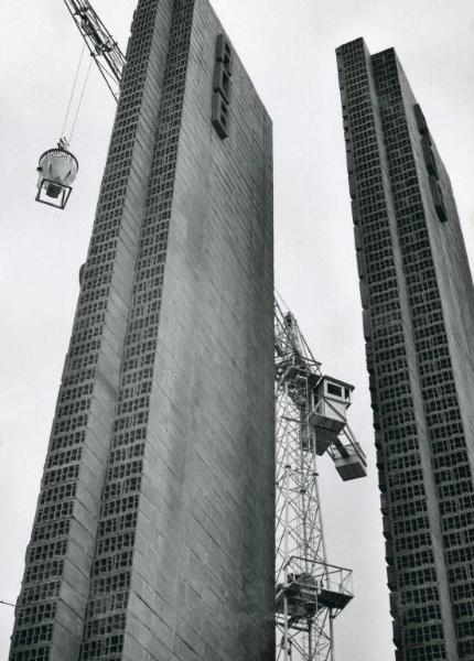 Fiera di Milano - Campionaria 1952 - Settore dell'edilizia - Torri in mattoni della RDB (Rizzi Donelli Breviglieri)