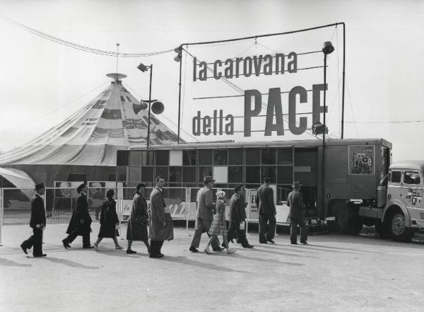 Fiera di Milano - Campionaria 1952 - Carovana della pace