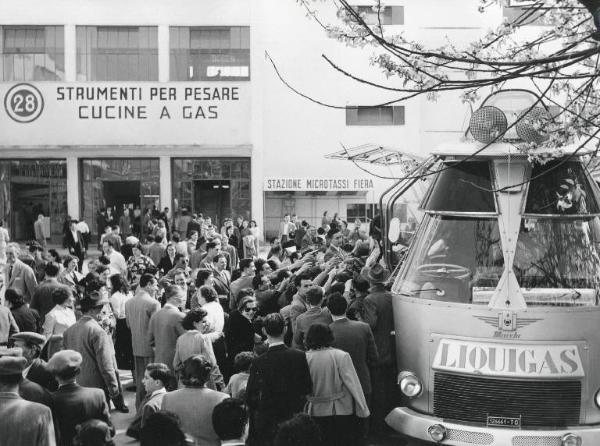 Fiera di Milano - Campionaria 1952 - Veicolo pubblicitario della Liquigas "Carro di fuoco" - Visitatori